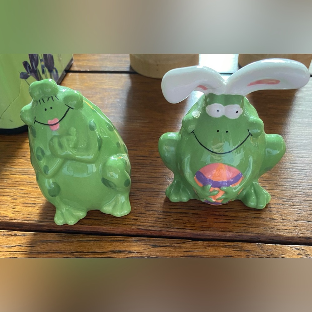 Easter Frogs Salt & Pepper Shakers.  Made by Ganz.  3 inches tall.  NWT. Cute